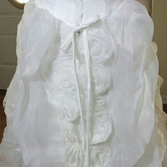 Beautiful lite ivory bridal gown - Picture 3 of 4