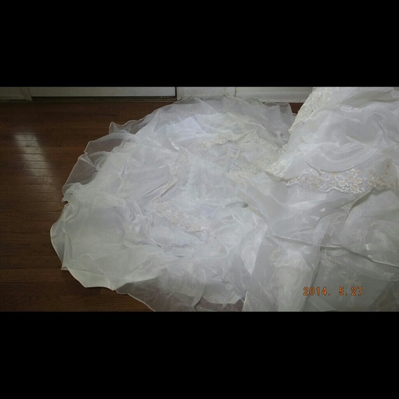 Beautiful lite ivory bridal gown - Picture 4 of 4