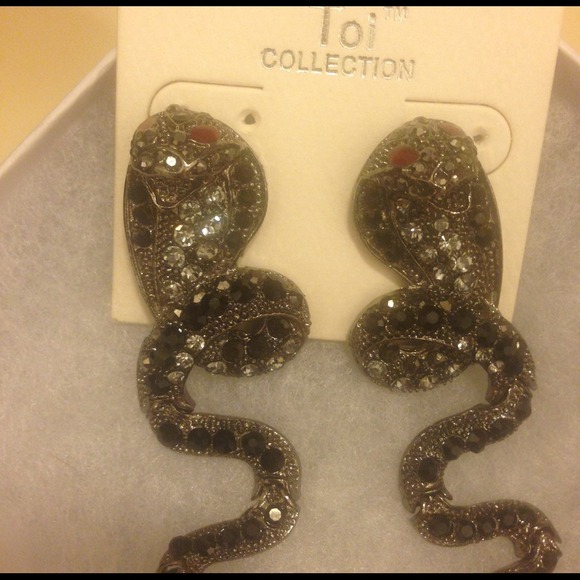 NWOT Exquisite Viper Dangling Statement Earrings - Picture 4 of 4