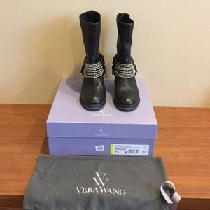 Amazing Vera Wang black leather chain detail boot