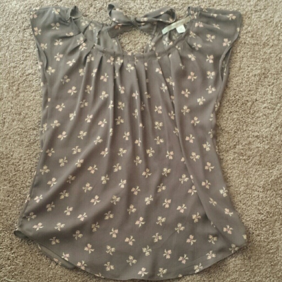 Taupe flowy top with light pink bows.