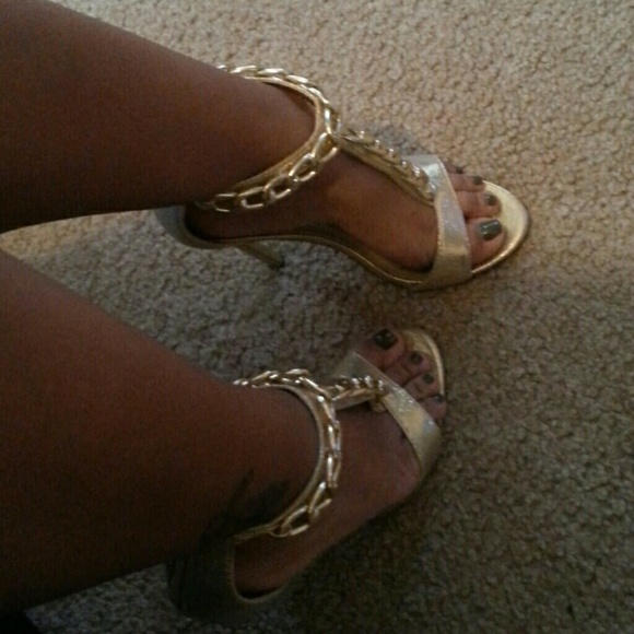 Gold sandal - Picture 2 of 3