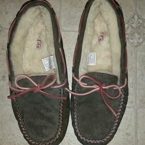 UGG "Dakota" moccasins sz 9