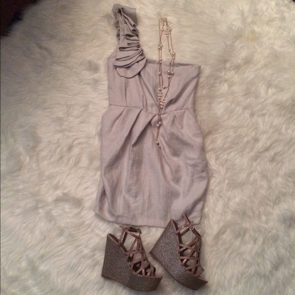 Aryn K dress.. PRICE FIRM