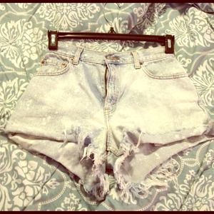 Vintage high waisted light wash denim shorts!