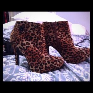 Pair of cheeta print booties! Very cute! Size 6