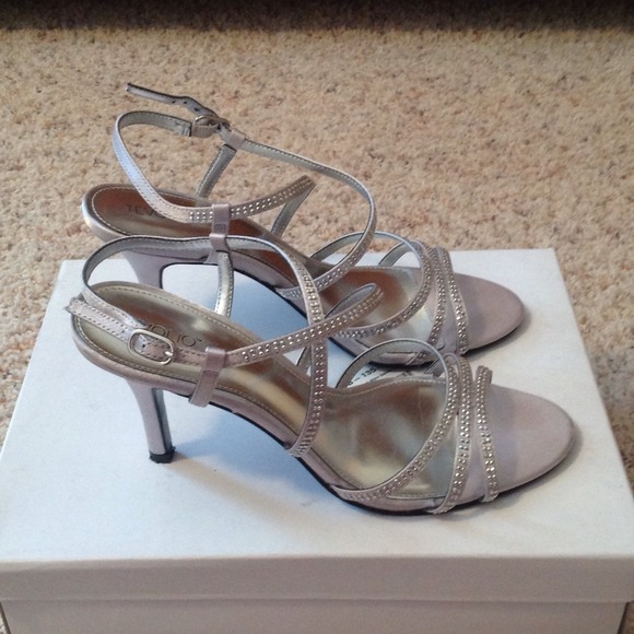 ***SOLD***Silver Tevolio heels size 6.5 - Picture 2 of 4