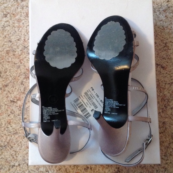 ***SOLD***Silver Tevolio heels size 6.5 - Picture 3 of 4