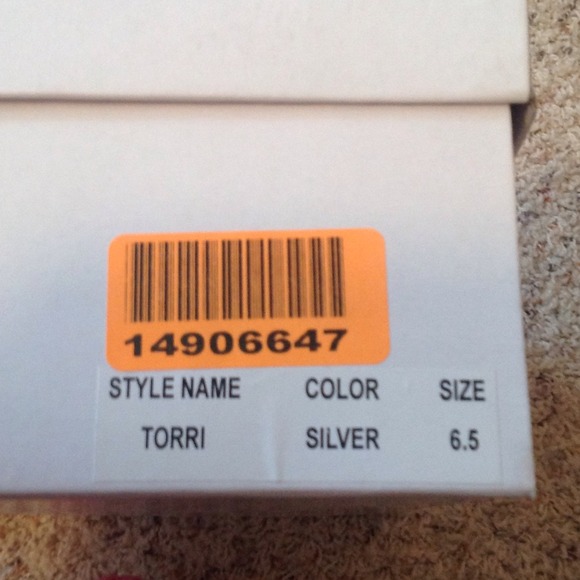 ***SOLD***Silver Tevolio heels size 6.5 - Picture 4 of 4