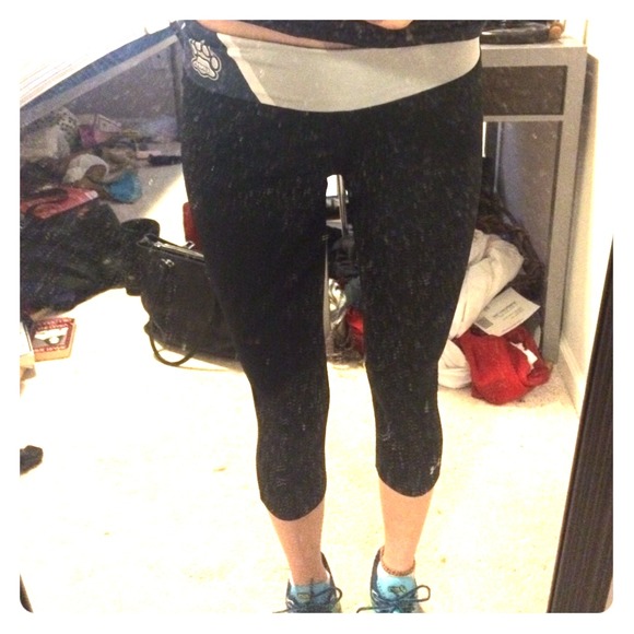 Under armour crops with UNH wildcats logo ❤️