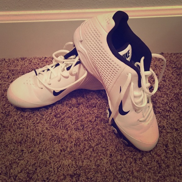 Youth football cleats