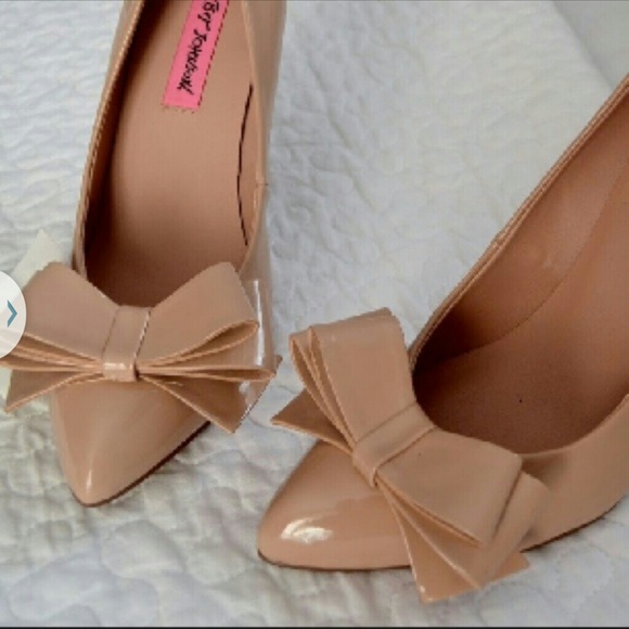 NIB Betsy Johnson nude heels