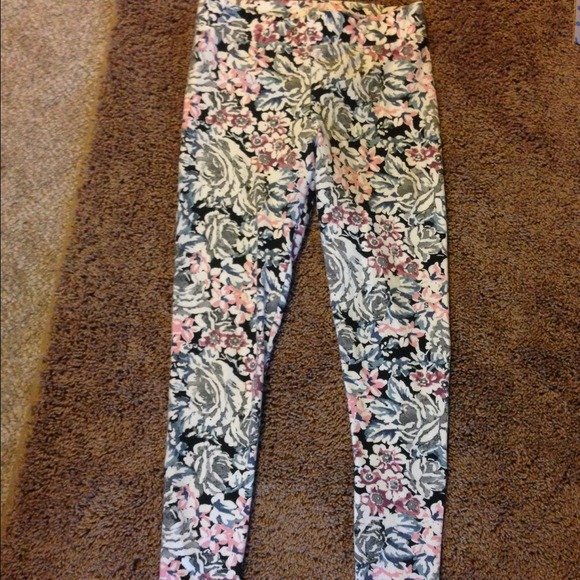 ✨Floral American Eagle leggings✨