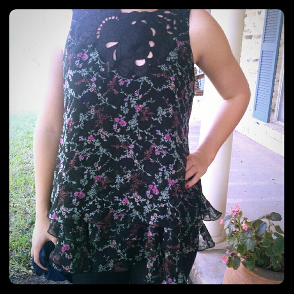 Cute flower tang top with cut out design - Picture 1 of 2
