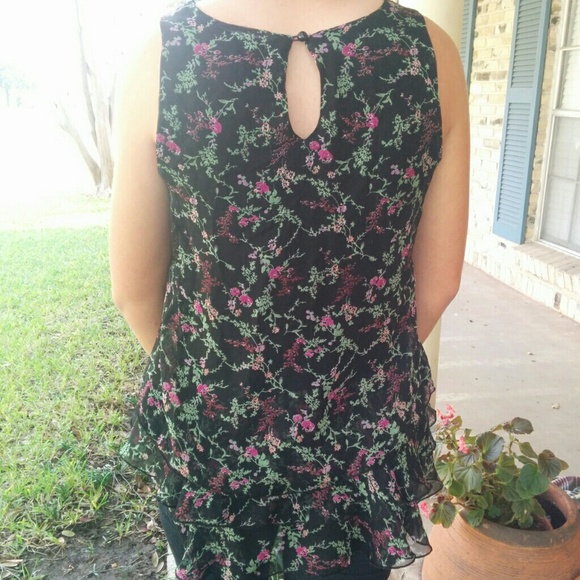 Cute flower tang top with cut out design - Picture 2 of 2