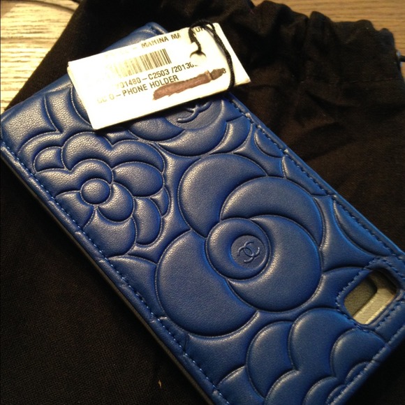 Authentic Chanel iPhone Holder Camelia 4/4s - Picture 2 of 4