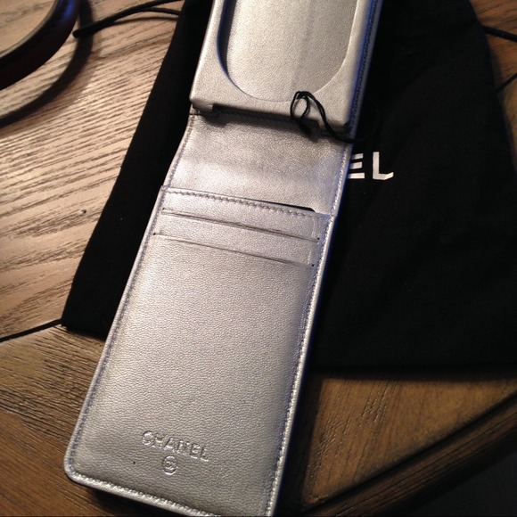 Authentic Chanel iPhone Holder Camelia 4/4s - Picture 3 of 4