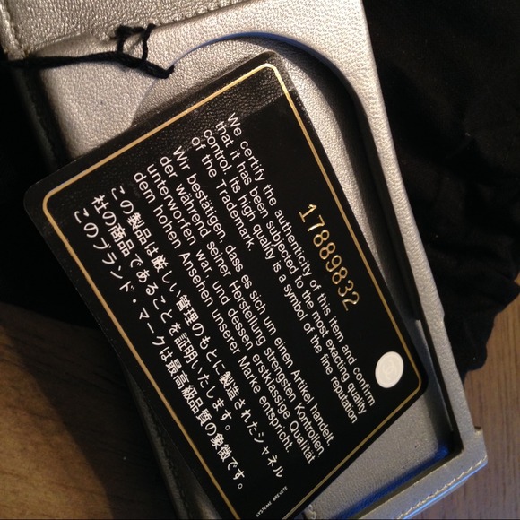 Authentic Chanel iPhone Holder Camelia 4/4s - Picture 4 of 4