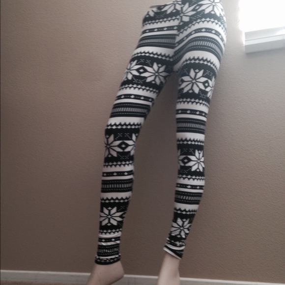 Black & white wintery stretchy leggings