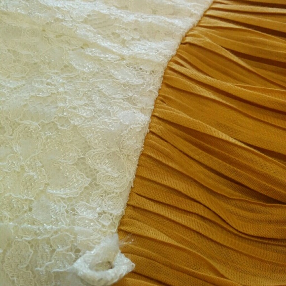 Cute mustard colored accordion and lace dress - Picture 2 of 2