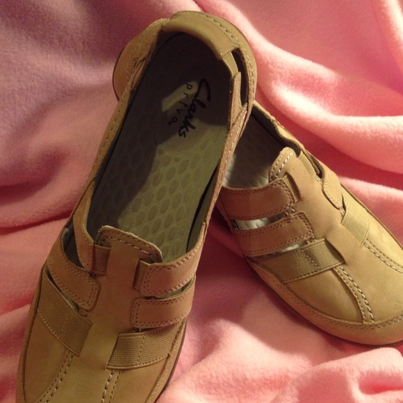 Flat sport shoes