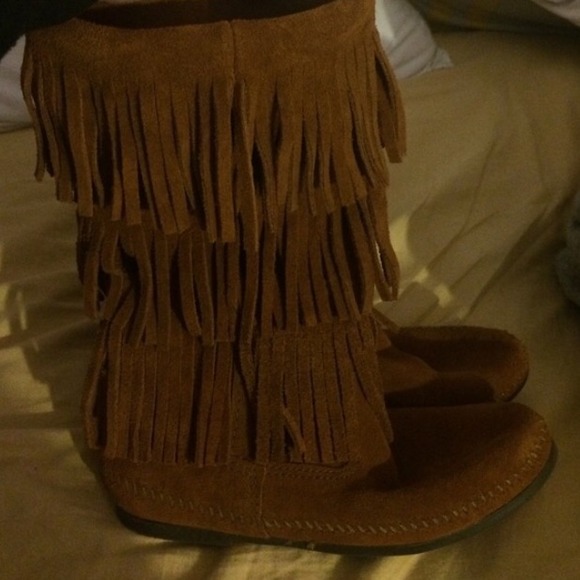 MINNETONKA FRINGE BOOTS