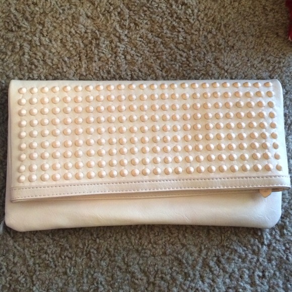 ALDO clutch