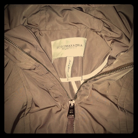 BCBG Maxazria RUNWAY. Running yoga jacket. Crop.