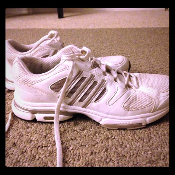 White adidas women's size 7 1/2.  Great condition