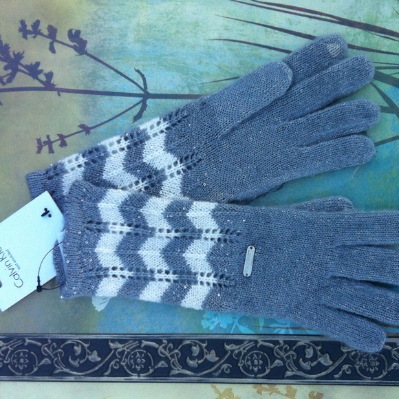 Calvin Klein Accessories - SOLD NWT Calvin Klein grey/white touchscreen glove