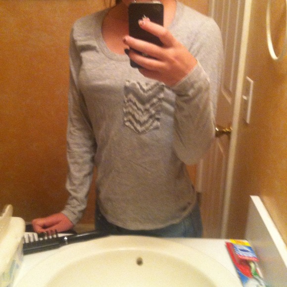 Long sleeve grey pocket shirt