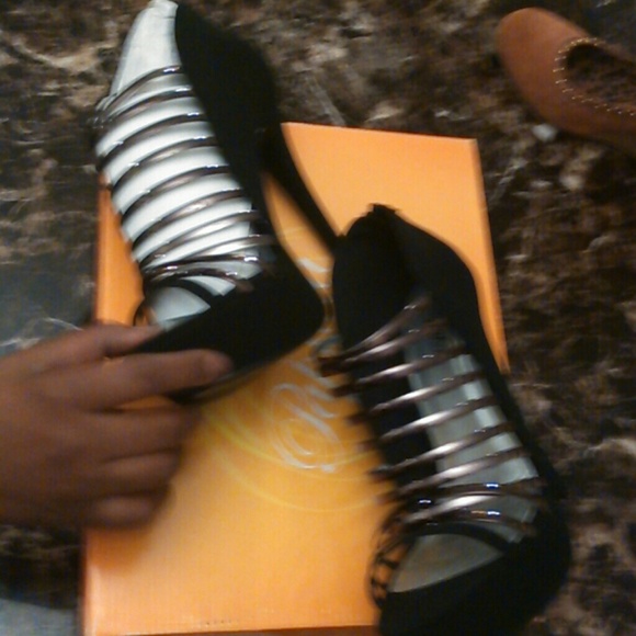 Heels - Picture 2 of 3