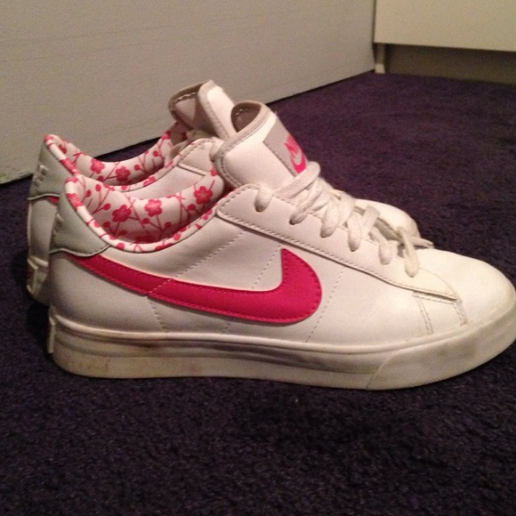 Nike Shoes - Picture 1 of 4