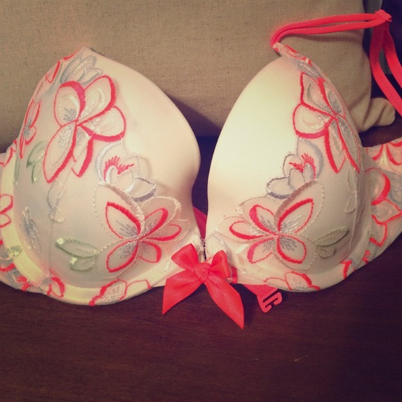 BRAND NEW Victorias Secret Bra