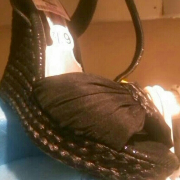 Black wedges
