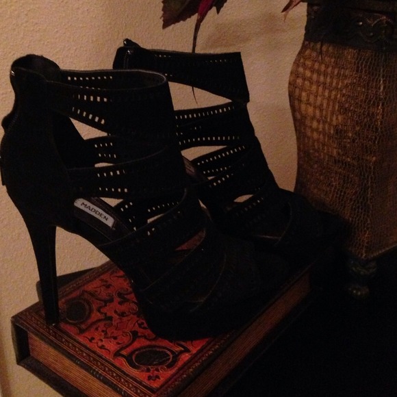 Steve Madden black open toed platforms
