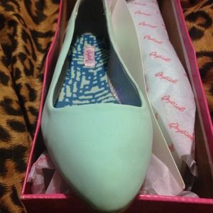 Mint size 8.5 Qupid flats