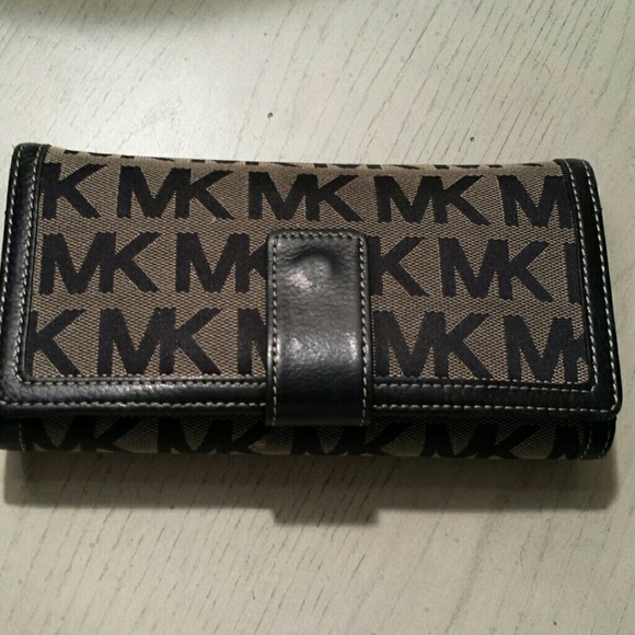 MICHAEL KORS CHECK BOOK WALLET - Picture 2 of 4