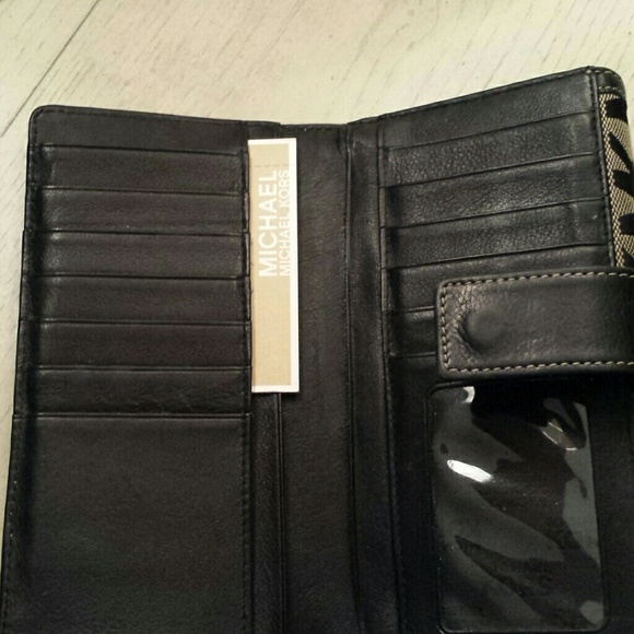 MICHAEL KORS CHECK BOOK WALLET - Picture 3 of 4