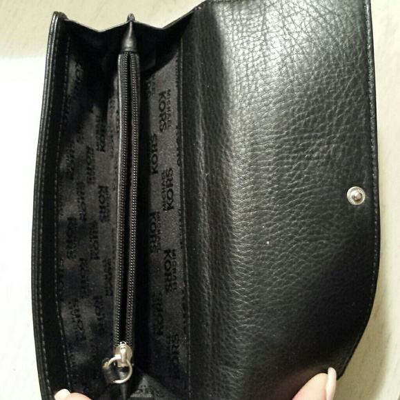 MICHAEL KORS CHECK BOOK WALLET - Picture 4 of 4