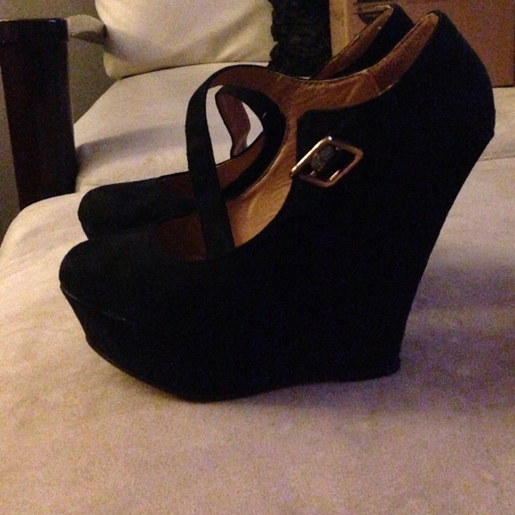 Shoes - Picture 2 of 4