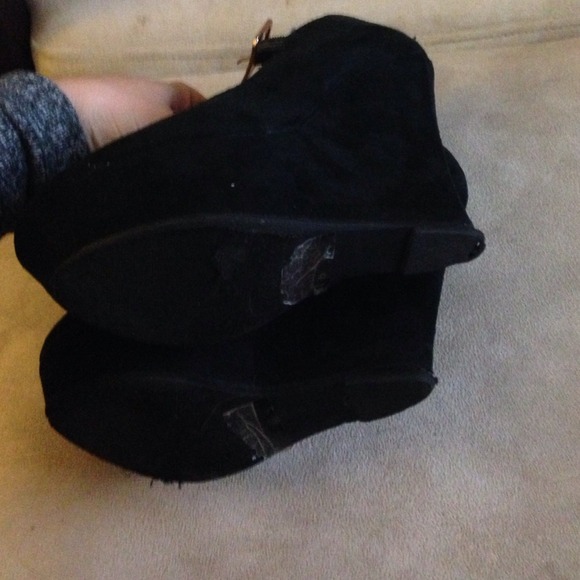 Shoes - Picture 3 of 4