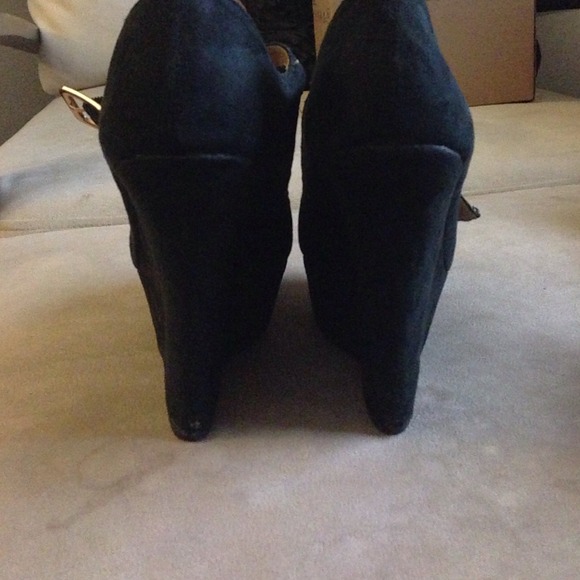 Shoes - Picture 4 of 4