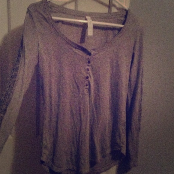 Jessica Simpson gray shirt