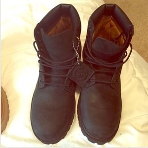 BLACK TIMBERLAND BOOTS