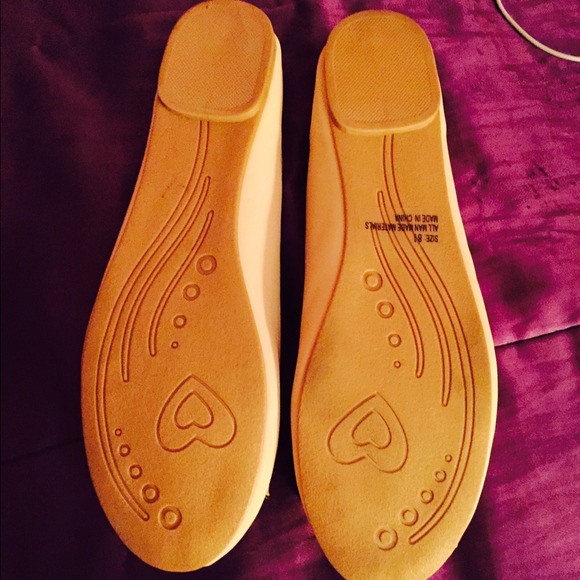 Cute & Comfortable Flats - Picture 2 of 3