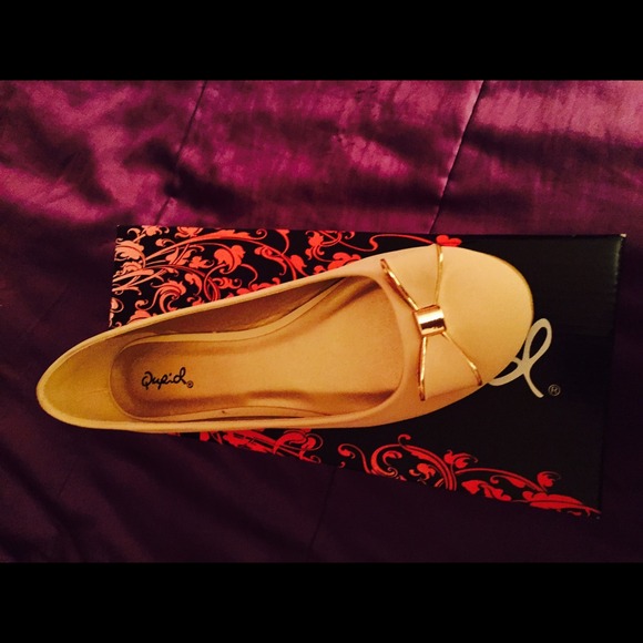 Cute & Comfortable Flats - Picture 3 of 3