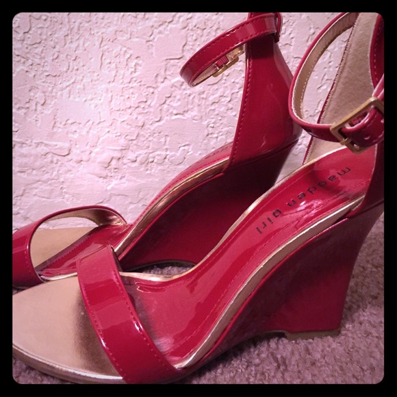 Red & gold wedges