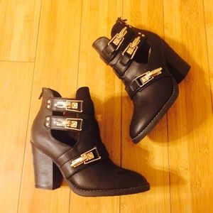 Host Pick👠💝🎉JustFab "Zyree" 👠💝🎉black booties