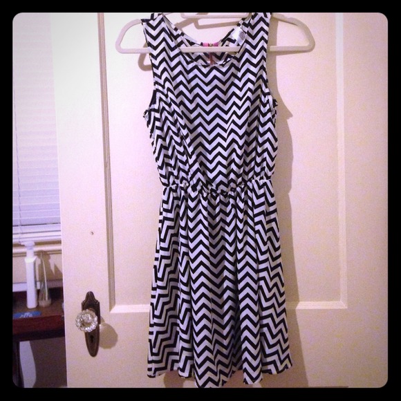 Francesca's Collections Dresses & Skirts - Black & white chevron dress w/ exposed pink zipper